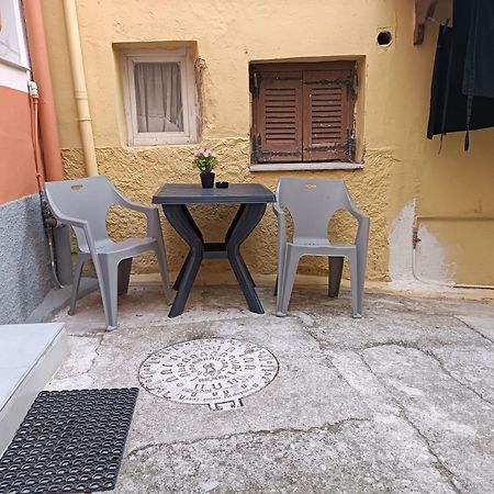 Newly Renovated Apartment Next To The Port Mantouki المظهر الخارجي الصورة